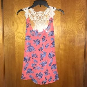 🌟Floral tank with lace